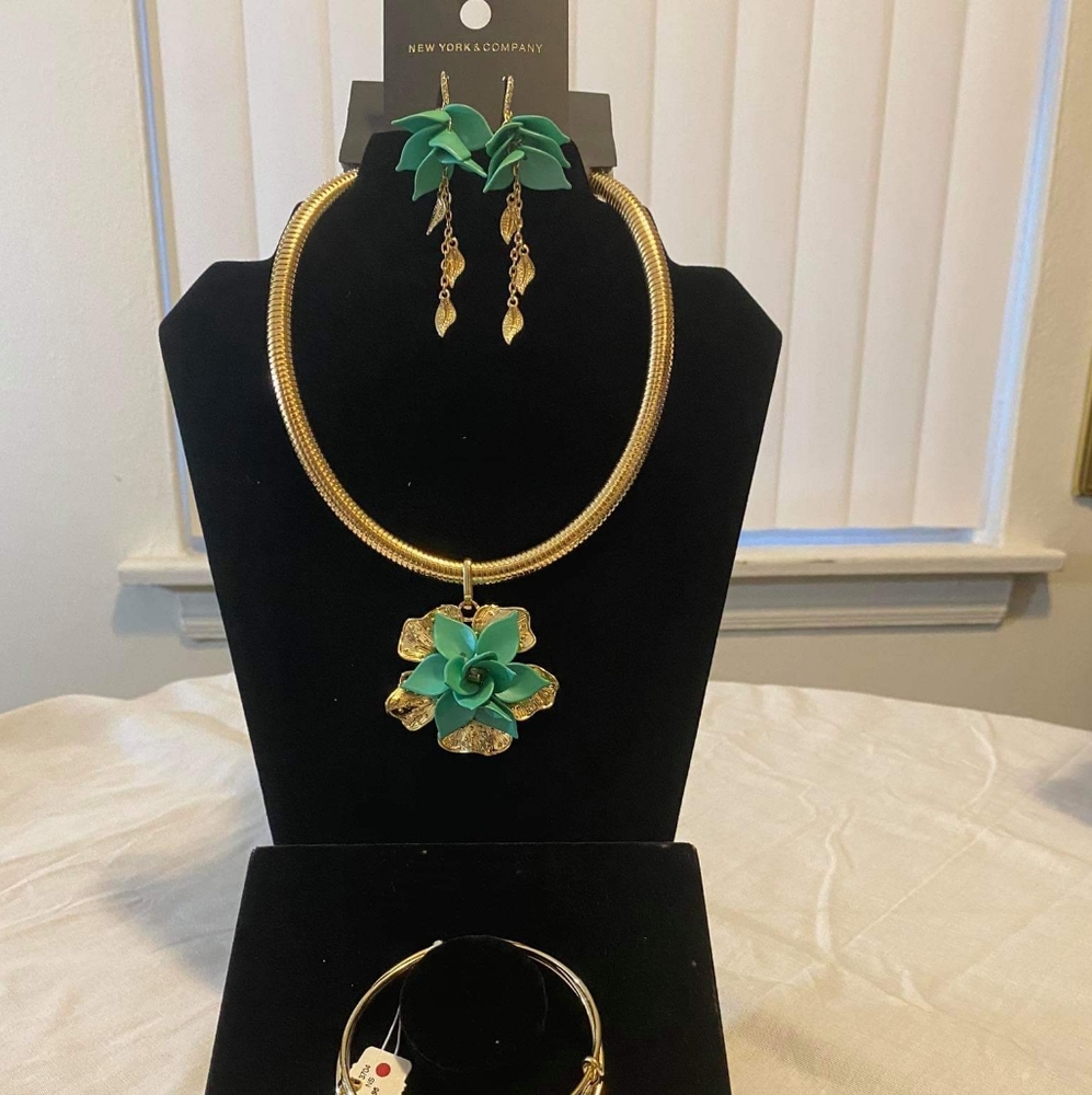 Floral Collar Pendant Necklace Set